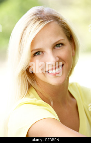 Ritratto di giovane donna seduta in posizione di parcheggio Foto Stock
