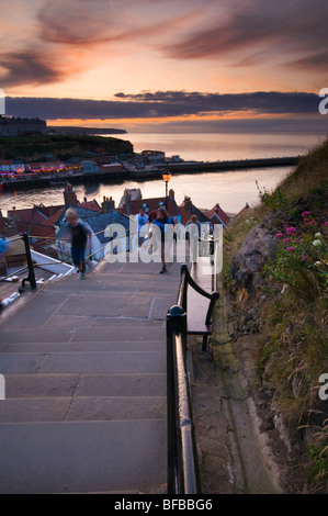 Persone salendo la scalinata che conduce alla chiesa di Santa Maria dalla Città Vecchia di Whitby, North Yorkshire Foto Stock