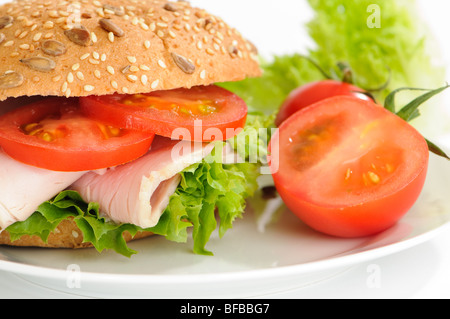 Close up di insalata di prosciutto rotolo su piastra bianca Foto Stock