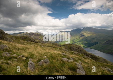 Scafell Pike e Scafell si vede attraverso eri acqua dalla rupe lunga Foto Stock