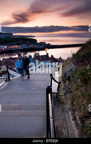 Persone salendo la scalinata che conduce alla chiesa di Santa Maria dalla Città Vecchia di Whitby, North Yorkshire Foto Stock