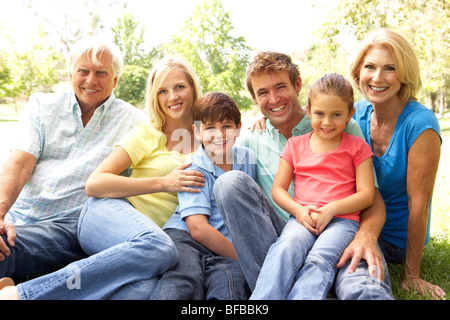 Gruppo esteso Ritratto di famiglia godendo di giorno in posizione di parcheggio Foto Stock