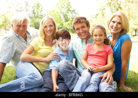 Gruppo esteso Ritratto di famiglia godendo di giorno in posizione di parcheggio Foto Stock