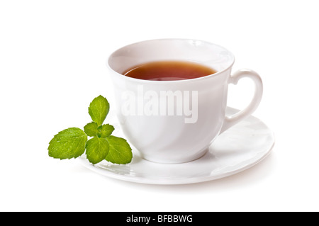 Tazza da tè con foglie di menta su sfondo bianco Foto Stock