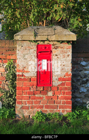 Inizio postbox vittoriano situato in una struttura alberghiera involucro in corrispondenza Tunstead, Norfolk, Regno Unito. Foto Stock