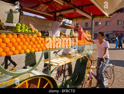 Marrakech, Marocco - succhi di arancia fornitore nel Djemaa el Fna piazza principale, nella medina. Foto Stock