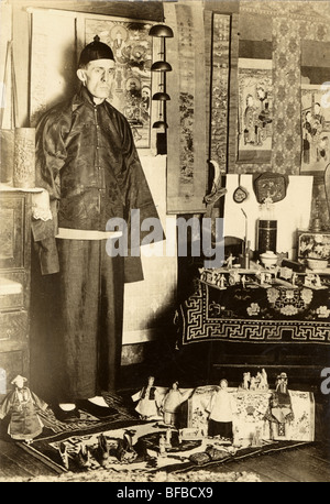 Ex-Chinese missionario con negozio di souvenir della Cina Foto Stock