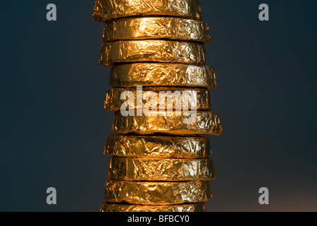 Il cioccolato di lamina di oro monete avvolto. (© Richard B. Levine) Foto Stock