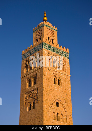 Marrakech, Marocco - Moschea di Koutoubia e il suo minareto Moresco, costruito nel XII secolo. Foto Stock