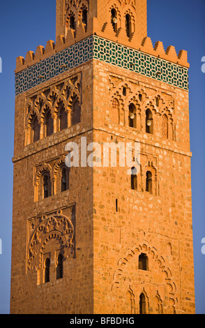 Marrakech, Marocco - Moschea di Koutoubia, dettaglio del minareto Moresco, costruito nel XII secolo. Foto Stock