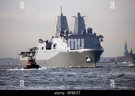 Il trasporto anfibio dock, la USS New York LPD-21 viaggia fino al Fiume Hudson sul suo arrivo a New York Foto Stock