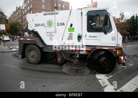 Un Dipartimento di Igiene street sweeper pulisce fino a Jackson Heights, Queens a New York Foto Stock