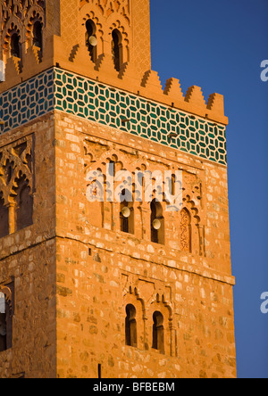 Marrakech, Marocco - Moschea di Koutoubia, dettaglio del minareto Moresco, costruito nel XII secolo. Foto Stock