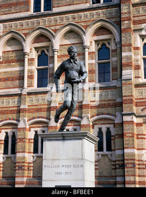 Statua di William Webb Ellis al di fuori della scuola di Rugby, Rugby, Warwickshire, Inghilterra. Foto Stock