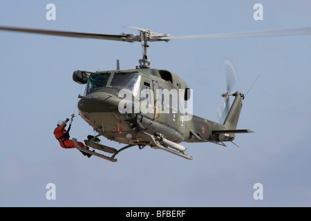 L'elicottero AB212 dell'Aeronautica militare Italiana si sta sorvolando ed eseguendo una simulazione di salvataggio Foto Stock