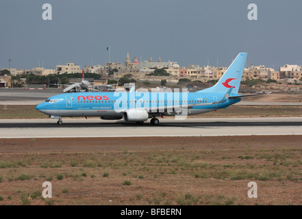 Neos Boeing 737-800 in partenza da Malta Foto Stock