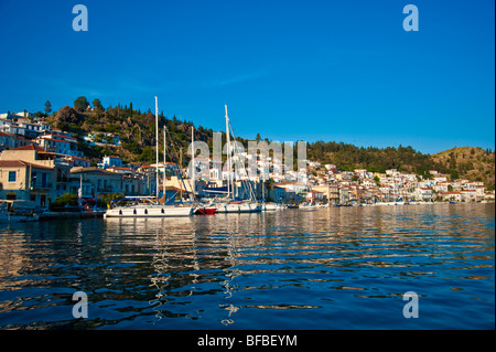 Barche a vela di ancoraggio anteriore della città vecchia a Poros Island, Grecia Foto Stock