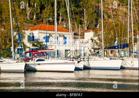 Yacht a vela ormeggio nella parte anteriore del case a Poros Island, Grecia Foto Stock