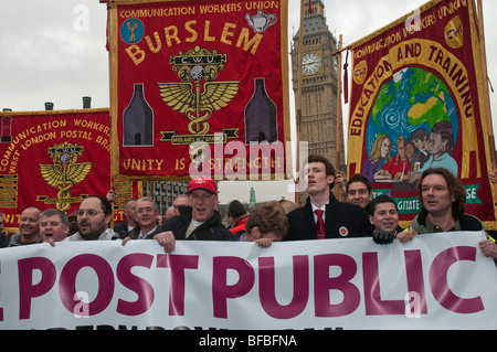 Ai lavoratori del settore postale dimostrare contro il parziale privatizzazione di Royal Mail a Westminster. Banner nella parte anteriore del Big Ben Foto Stock