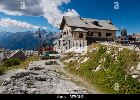 Rifugio Tuckett e Sella nelle Dolomiti di Brenta la gamma della montagna del nord Italia. Foto Stock