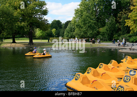 Bambini che si divertono in bambini sul lago in barca a Regent's Park, Londra Foto Stock