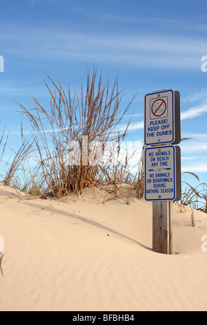 Segnale di avvertimento per tenere spenta la spiaggia di dune di sabbia Foto Stock