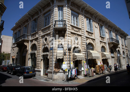 Colonnial vecchio edificio che ospita negozi e negozi di articoli da regalo old town Limassol lemesos repubblica di Cipro in Europa Foto Stock