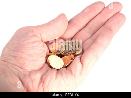 Mano con le monete di rame su sfondo bianco Foto Stock