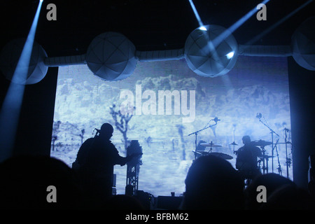 I folletti esibirsi in un concerto presso la Hollywood Palladium, Doolittle tour, con film in bianco e nero proiettata dietro di loro Foto Stock