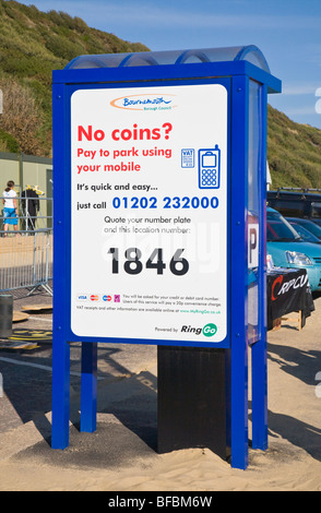 Parcheggio macchina preavviso. Pagare per i biglietti per il parcheggio con una carta di credito utilizzando un telefono cellulare. Fronte mare di Bournemouth. Il Dorset. Regno Unito. Foto Stock