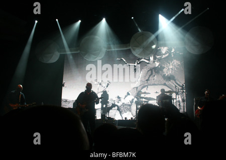 I folletti esibirsi in un concerto presso la Hollywood Palladium, Doolittle tour, con film in bianco e nero proiettata dietro di loro Foto Stock