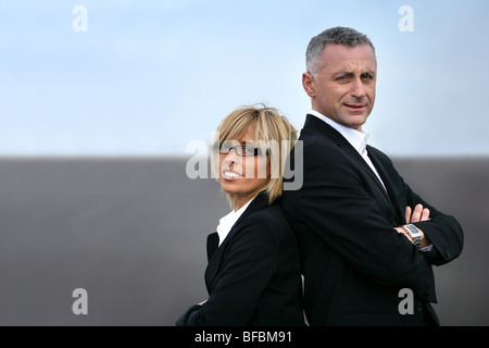 Azienda giovane di schiena su una strada Foto Stock