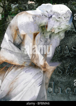 Morte e dolore in statue di una giovane donna fotografico digitale arte montage dalla collezione indigomoods uso editoriale Foto Stock
