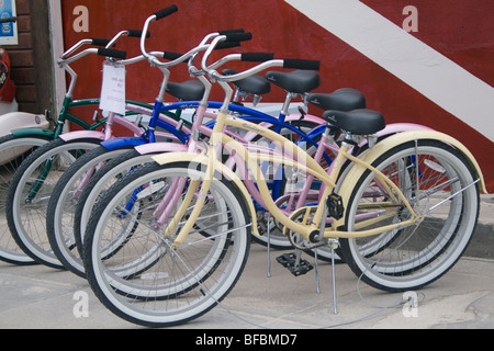 Biciclette a disposizione per il noleggio al turista su Aruba Palm Beach Boardwalk Foto Stock
