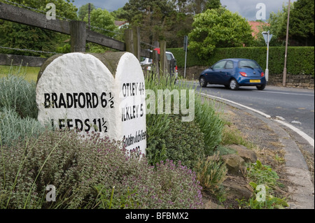 Primo piano sulla pietra miliare del Giubileo (tappa di un villaggio rurale, città locali, distanze, numero di miglia, chilometraggio) - Hawksworth by Leeds, West Yorkshire, Inghilterra, Regno Unito. Foto Stock