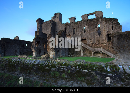 Sunrise oltre le pareti di Middleham Castle in Wensleydale nella pittoresca Yorkshire Dales. Foto Stock