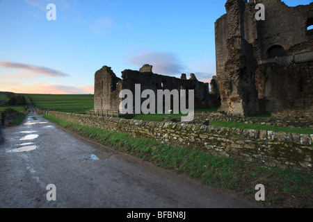 Sunrise oltre le pareti di Middleham Castle in Wensleydale nella pittoresca Yorkshire Dales. Foto Stock