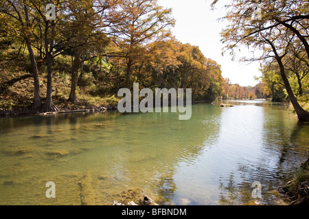 La Guadalupe è uno dei tratti più belli del fiume in Hill Country, Gruene, Texas, Stati Uniti d'America Foto Stock