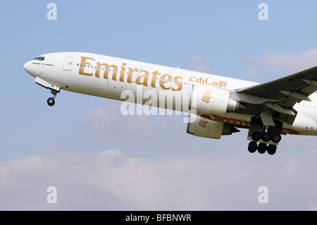 Boeing 777 operati da Emirates decollo dall'Aeroporto di Birmingham Foto Stock