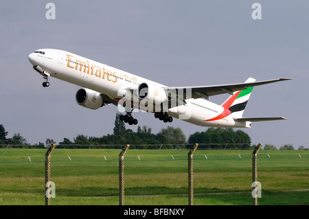 Boeing 777 operati da Emirates decollo dall'Aeroporto di Birmingham Foto Stock