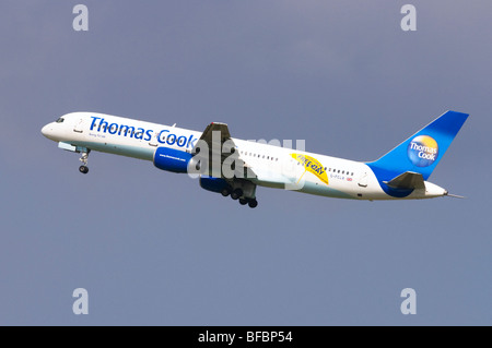 Boeing 757 azionato da Thomas Cook Airlines arrampicata fuori dal decollo all'Aeroporto di Birmingham Foto Stock