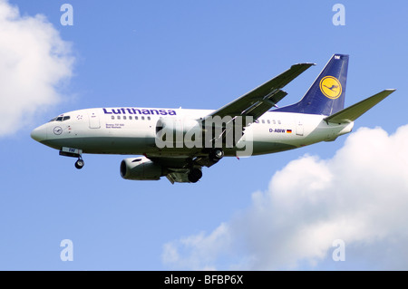 Boeing 737 operati da Lufthansa in avvicinamento per l'atterraggio all'Aeroporto di Birmingham Foto Stock