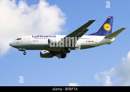 Boeing 737 operati da Lufthansa in avvicinamento per l'atterraggio all'Aeroporto di Birmingham Foto Stock