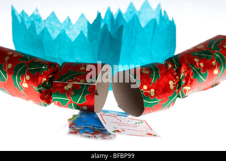 Rotto aprire christmas cracker con hat scherzo e elemento di novità usato solitamente a natale Foto Stock