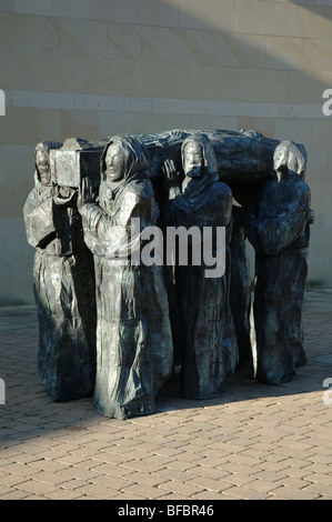 Scultura di sei monaci che trasportano la bara di St Cuthbert, Durham City, nella contea di Durham, England, Regno Unito Foto Stock