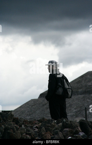 Traveler guardando la distanza. Foto Stock