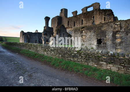 Sunrise oltre le pareti di Middleham Castle in Wensleydale nella pittoresca Yorkshire Dales. Foto Stock