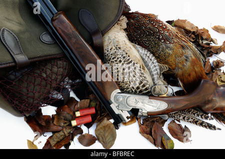 Il rinforzo di contadini 12 foro gioco shotgun borsa cartucce e foglie di autunno su sfondo bianco Foto Stock