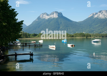 Vista delle barche sul lago di Annecy, Francia Foto Stock