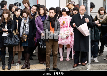 Ritratto di un giovane in costume a piedi attraverso la folla in Harajuku, Tokyo, Giappone Foto Stock